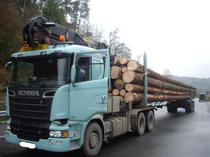 POL-PPTR: Holztransporter deutlich überladen - Polizei stoppt Langholztransporter mit 55 Tonnen Gesamtgewicht