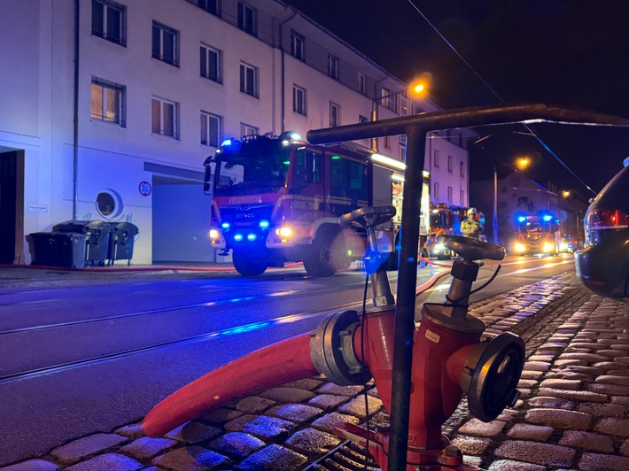 FW Dresden: Adventskranz gerät in Brand - starke Rauchentwicklung in einem Wohn- und Geschäftsgebäude