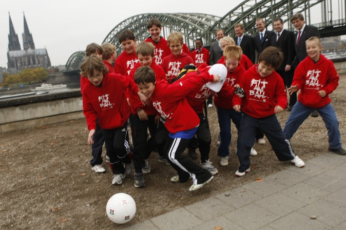 &quot;Fit am Ball 3000&quot; gegen Übergewicht: Schulkinder wollen 3.000 Kilometer nach Basel dribbeln