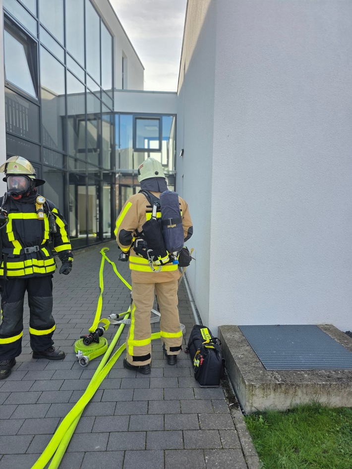 FW Grevenbroich: Zimmerbrand in Frimmersdorf - Feuerwehr rettet Frau aus verrauchter Wohnung