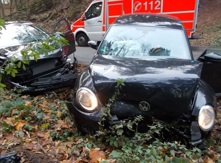 POL-MI: Auto schleudert in den Gegenverkehr - Zwei Frauen verletzt