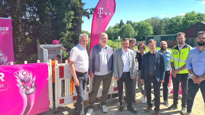 Im Plan: Bürgermeister Marcus Weise besucht Glasfaser-Baustelle der Telekom
