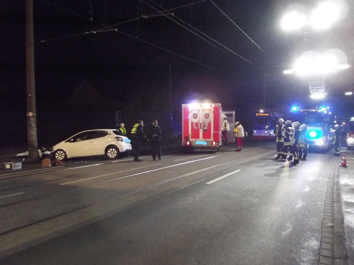 FW-DO: 23.11.2019 - Verkehrsunfall auf dem Wambeler Hellweg Kleinkind und Eltern bei Verkehrsunfall verletzt
