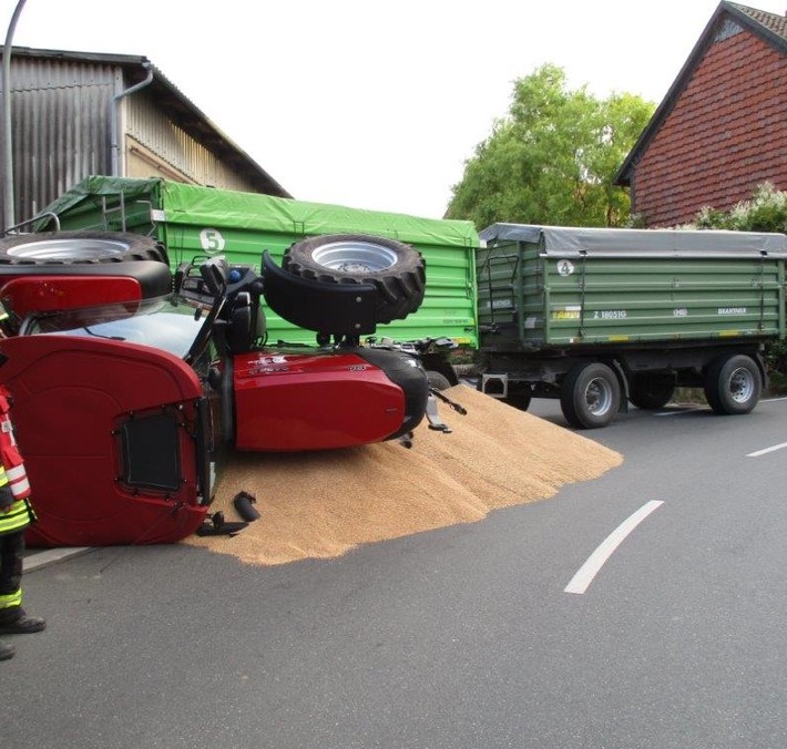 POL-GS: Unfall mit Trecker - Getreide blockiert die Fahrbahn