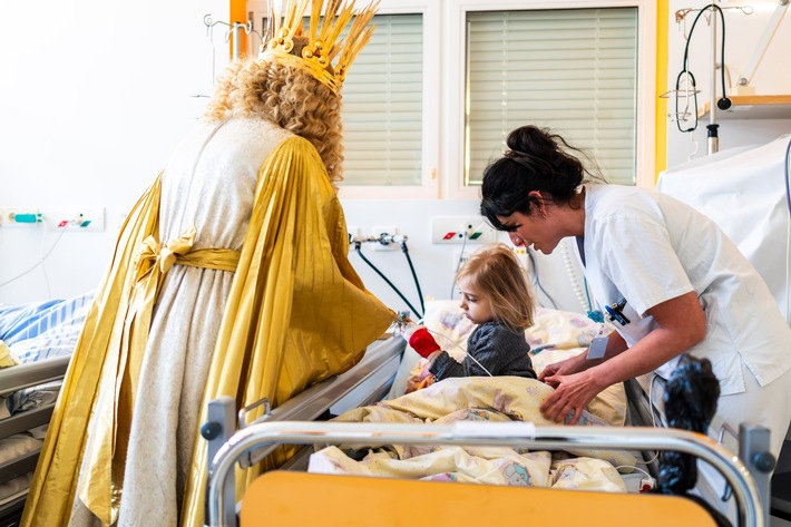 Pressemitteilung: Nürnberger Christkind bringt Weihnachtszauber in die Kinderklinik des Klinikums Nürnberg