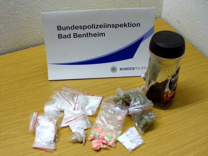 BPOL-BadBentheim: Bundespolizei nimmt Duo mit Drogen fest / Fahrer ohne Führerschein, alkoholisiert und unter Drogeneinfluss