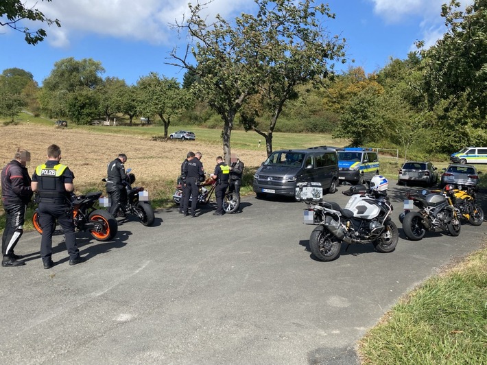 POL-HM: Motorradkontrollen in der Rühler Schweiz: Verkehrssicherheitsmaßnahmen und Präventionsgespräche