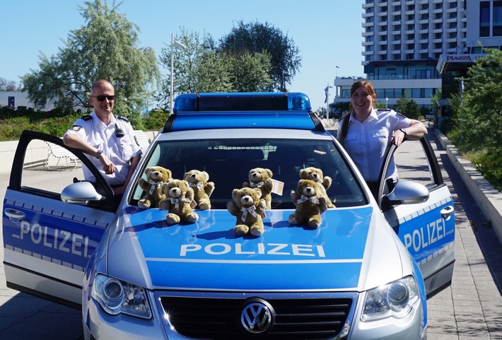 POL-HRO: Neue &quot;Kollegen&quot; an Bord
Rostocker Polizei mit Tröste-Teddys im Einsatz