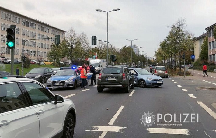 POL-PPWP: Ampel missachtet und in die Seite gekracht