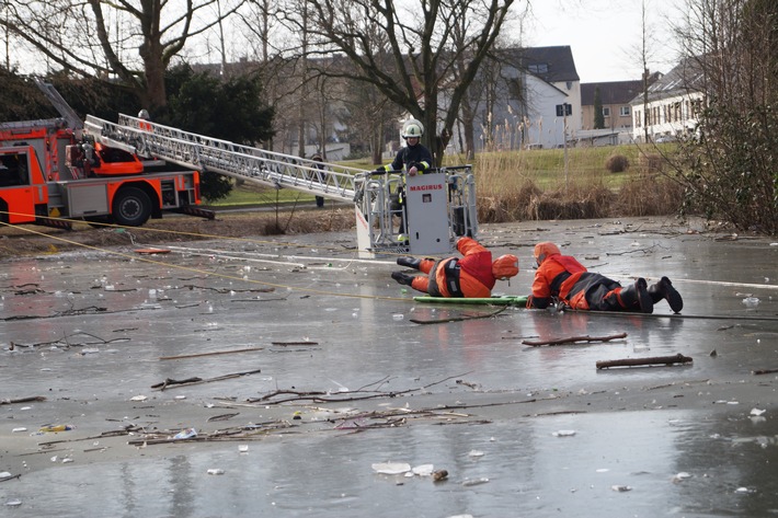 FW-E: Eisrettungsübung der Feuerwehr Essen bei klirrender Kälte im Kaiser-Wilhelm-Parks in Altenessen