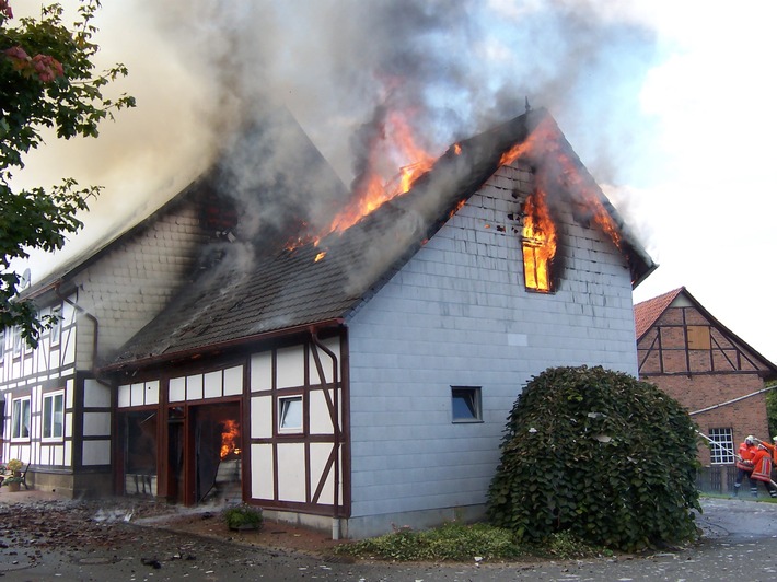 POL-HOL: Wohnhaus in Eimen durch Feuer zerstört / 60 Feuerwehrmänner im Einsatz / 250.000 Euro Schaden