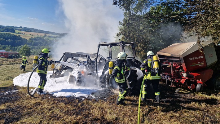 FW VG Westerburg: Traktor brennt bei Heuernte vollständig aus - Feuerwehr verhindert größeren Flächenbrand