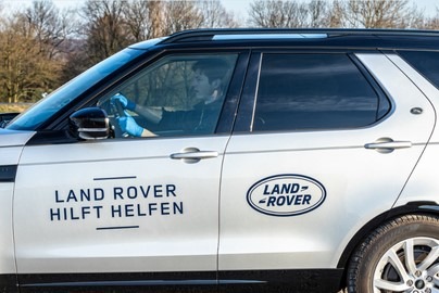 LAND ROVER HILFT HELFEN / Land Rover unterstützt mit Land Rover Fahrzeugen den kostenlosen Heimlieferservice vom Schweizerischen Roten Kreuz und Coop für Personen über 65 Jahre