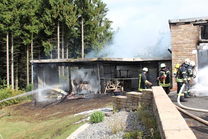 POL-PPTR: Brand einer Doppelgarage - PKW Totalschaden