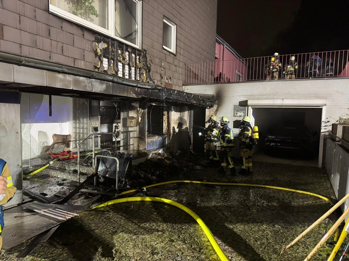FW-E: Brand von Abfallcontainern greift auf Fassade über - 13 Personen aus Mehrfamilienhaus gerettet