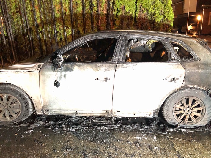 POL-NE: Auto und Hecke geraten in Brand - Hausbesitzer wird durch Rauchgase verletzt