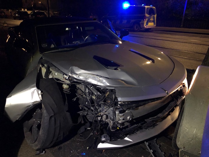 POL-BI: Geliehenen Camaro stark beschädigt.