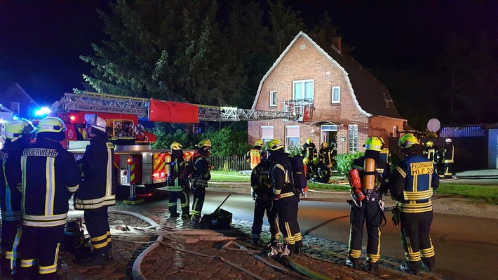 FW-HEI: Feuer in St. Michaelisdonn - Feuerwehr sucht im brennenden Haus nach Bewohner
