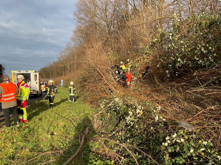 FW-MH: Verkehrsunfall auf der A40 - PKW landet im dichten Gebüsch