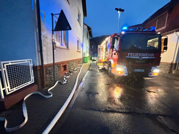 FW Weinheim: Wasserrohrbruch in Weinheim Sulzbach. Feuerwehr pumpt Keller aus