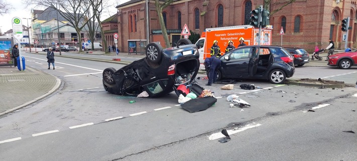 FW-GE: Verkehrsunfall mit vier Verletzten in Gelsenkirchen