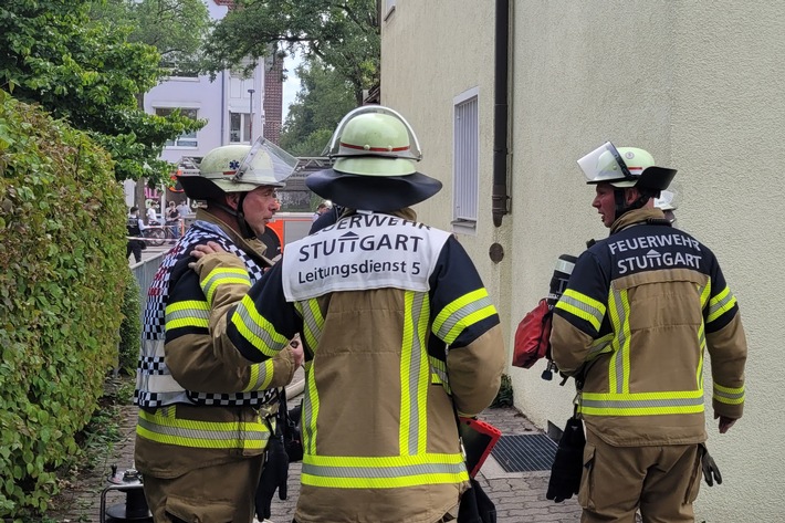 FW Stuttgart: Brand in Wohn- und Geschäftsgebäude