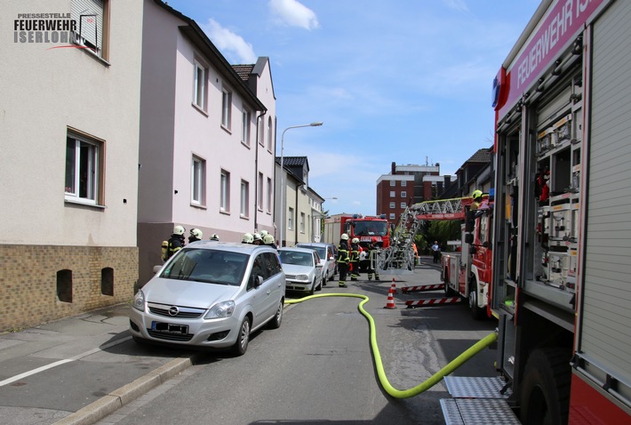 FW-MK: Zimmerbrand, Menschenleben in Gefahr