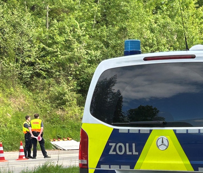 HZA-RO: Bundesweite Schwerpunktprüfung in der Kurier-, Express- und Paketbranche / zahlreiche Zöllnerinnen und Zöllner des Hauptzollamts Rosenheim im Einsatz