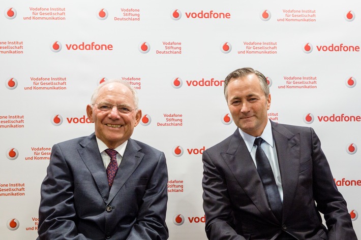 Neues Vodafone Hauptstadtbüro in Berlin eröffnet: Schäuble und Ametsreiter setzen auf starkes Europa
