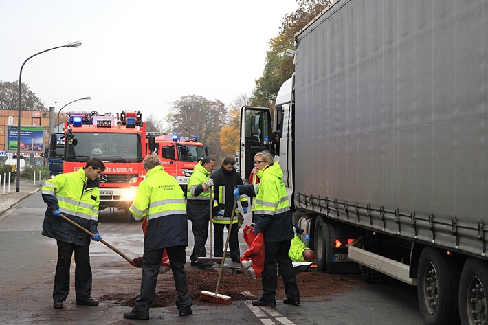 FW-E: 40-Tonnen-Sattelzug reißt sich kurz vor dem Ziel seinen Kraftstofftank auf, größere Menge Diesel läuft aus