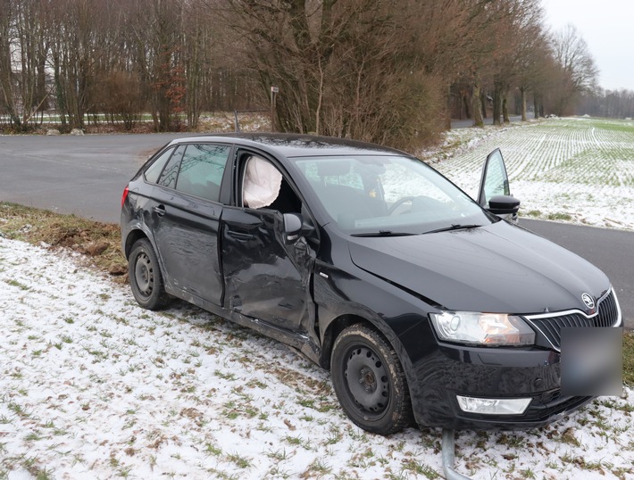 POL-HF: Verkehrsunfall im Kreuzungsbereich - 56-jährige Frau aus Enger verletzt