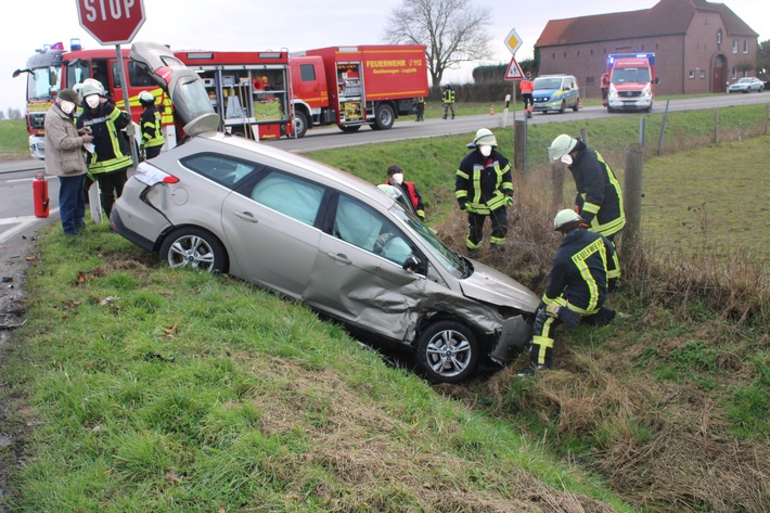 POL-DN: Trotz Stoppschild: Unfall auf der Kreuzung bei Gevelsdorf