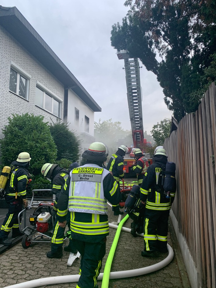 FW-Erkrath: Einfamilienhaus nach Küchenbrand unbewohnbar