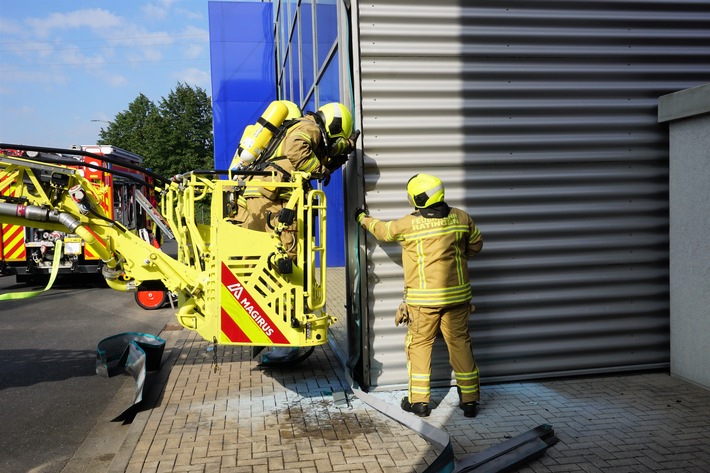FW Ratingen: Brand nach Abflämmen von Unkraut - Feuerwehr Ratingen verhindert größeren Gebäudebrand