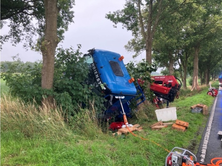 POL-CUX: Verkehrsunfall auf der Landesstraße 128 im Bereich Wollingst - LKW kommt von der Fahrbahn ab - Zwei Personen leicht verletzt - Vollsperrung für die Bergung (Foto im Anhang)