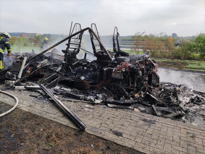 POL-DEL: Brand eines hochwertigen Wohnmobils auf der Autobahn 1 im Bereich der Gemeinde Emstek
