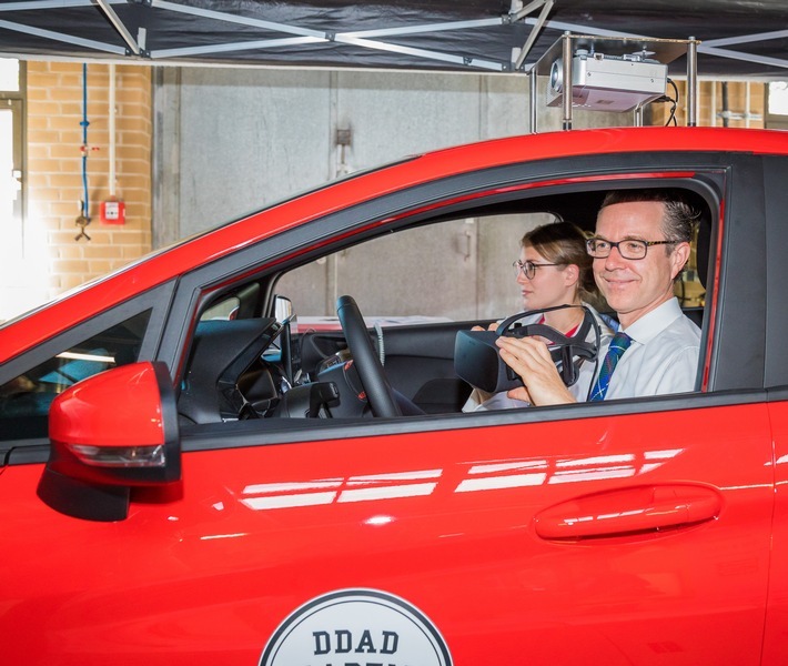 © Frankenberg. Dr. Berend Lindner, Staatssekretär im Niedersächsischen Ministerium für Wirtschaft, Arbeit, Verkehr und Digitalisierung, testet mit Vanessa Petry vom DDAD-Team den Promille-Fahrsimulator bei der Auftaktveranstaltung der ?DON?T DRINK AND DRIVE Academy? Tour an den BBS Burgdorf. Weiterer Text über ots und www.presseportal.de/nr/134956 / Die Verwendung dieses Bildes ist für redaktionelle Zwecke honorarfrei. Veröffentlichung bitte unter Quellenangabe: "obs/DON'T DRINK AND DRIVE/© Frankenberg"