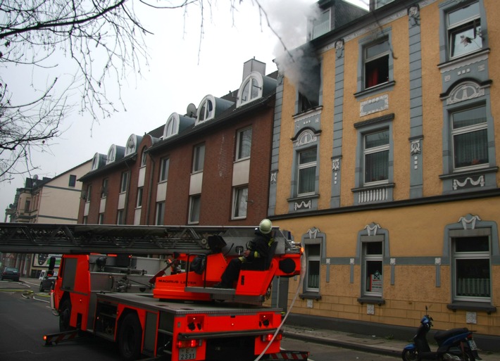 FW-E: Wohnungsbrand in Essen Kupferdreh, drei Personen mit Verdacht auf Rauchvergiftung ins Krankenhaus, eine Katze mit Brandverletzungen zum Tierarzt