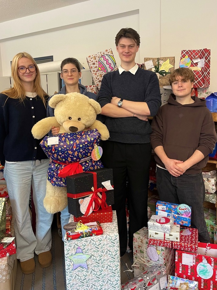 Mitarbeiterinnen und Mitarbeiter der Provinzial Nord Brandkasse erfüllen 114 Weihnachtswünsche