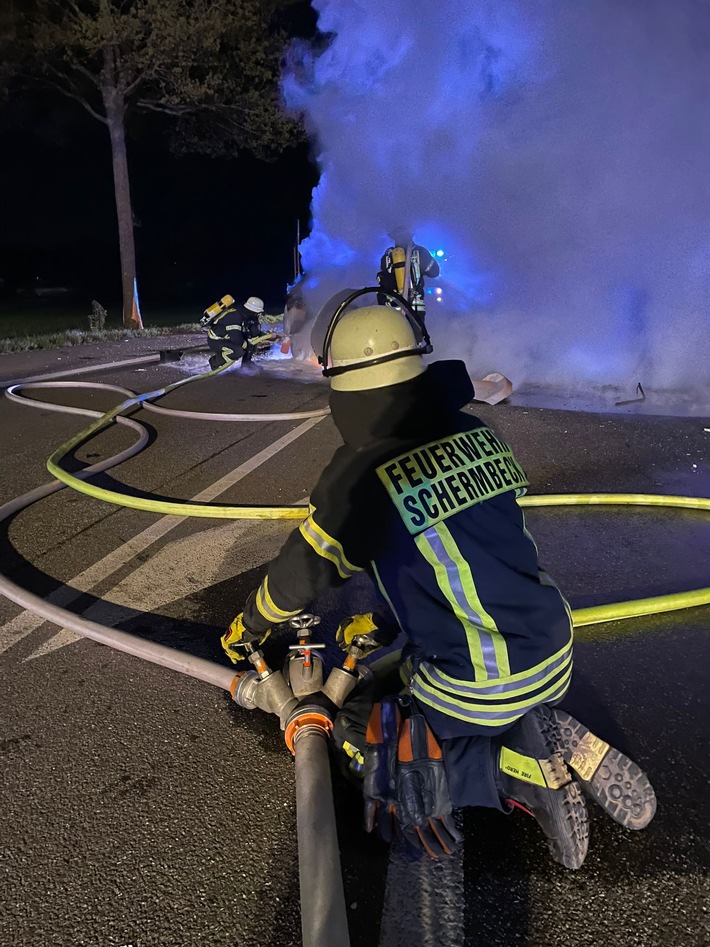 FW-Schermbeck: Brennender PKW auf der B58