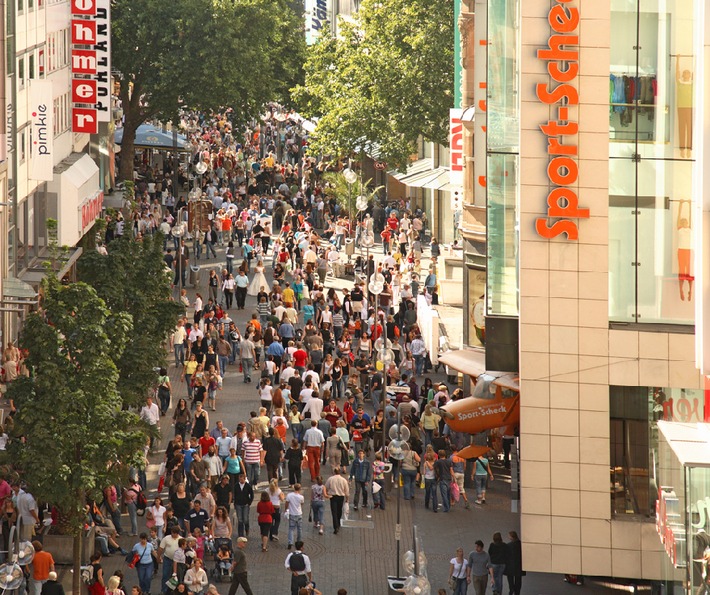 Deutschlands meistbesuchte Einkaufsmeile 2014: Köln erstmals Double-Sieger / JLL erhebt Passantenfrequenzen in 170 Einkaufsstraßen