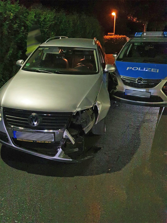 POL-KS: Unfallwagen rollt von Abschleppfahrzeug gegen Streifenwagen: 7.000 Euro Schaden