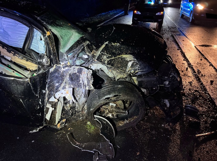 POL-MI: BMW kollidiert mit Baum