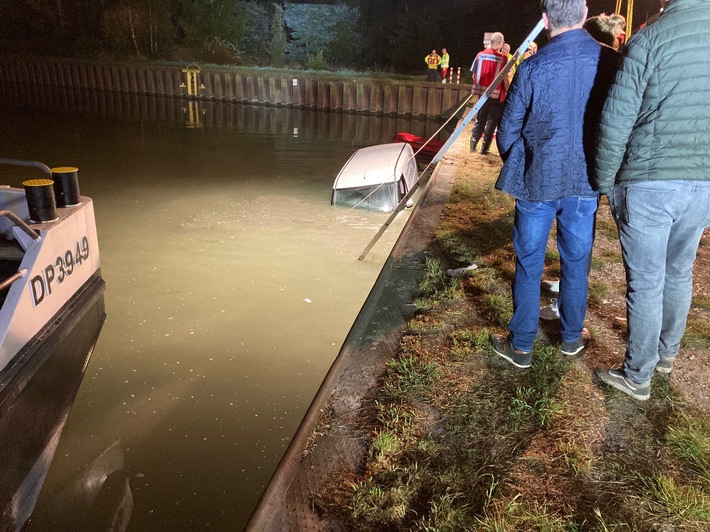 FW-DO: Überörtliche Hilfeleistung in Waltrop - PKW im Datteln-Hamm-Kanal