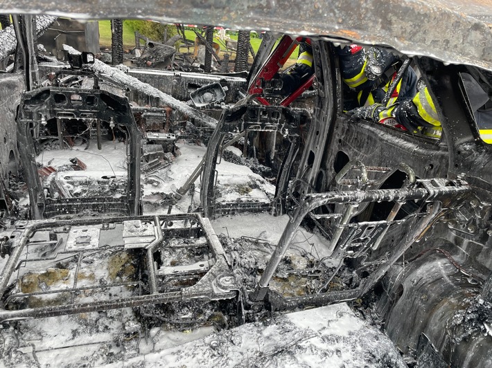 FW-LK Leer: Langwieriger Einsatz nach Brand eines E-Autos