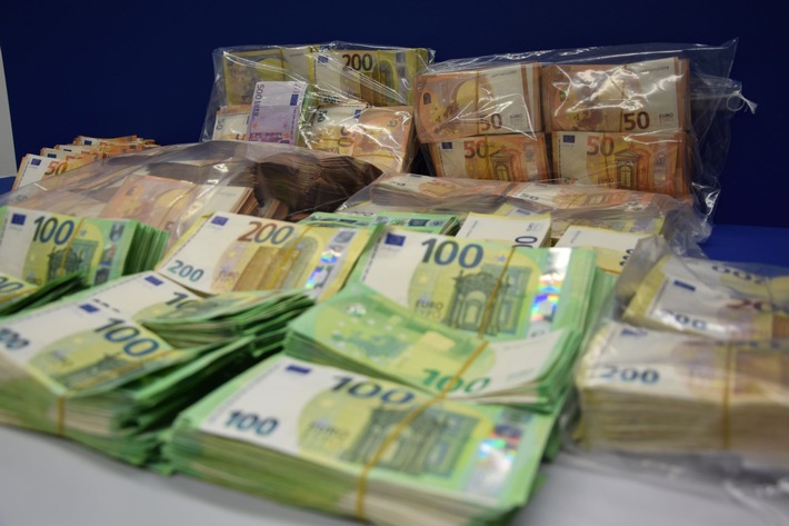 ZOLL-M: Rund 1,4 Millionen Euro Bargeld bei Reisegepäckkontrolle am Flughafen München durch Sicherheitspersonal entdeckt.
