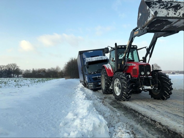 POL-MI: Traktor zieht Lkw aus dem Schnee