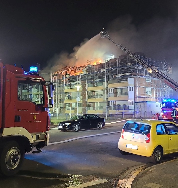 POL-CUX: Großbrand in einem Mehrfamilienhaus in Cuxhaven - Alle Anwohner evakuiert, glücklicherweise keine Personenschäden (Foto im Anhang)