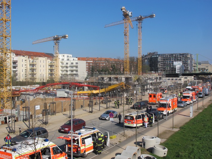 FW-D: Arbeitsunfall auf Baustelle, zwei Arbeiter verstorben, einer schwer verletzt.

Düsseldorf, Montag, 11. April 2016, 08:53 Uhr Marc-Chagall-Straße, Pempelfort