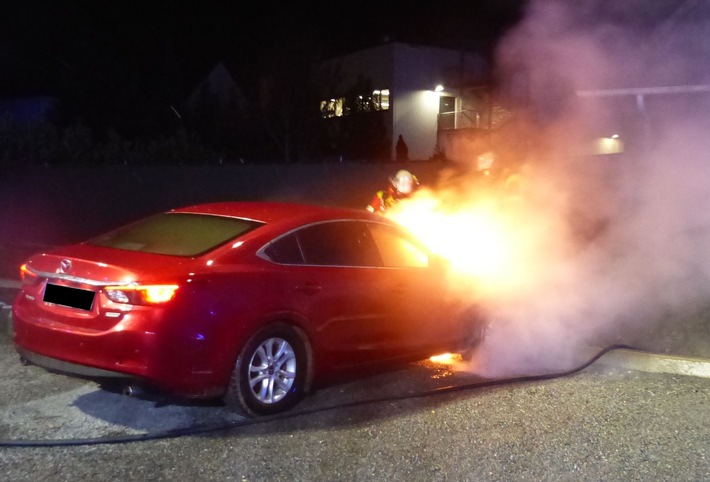 POL-MI: Auto geht in Flammen auf